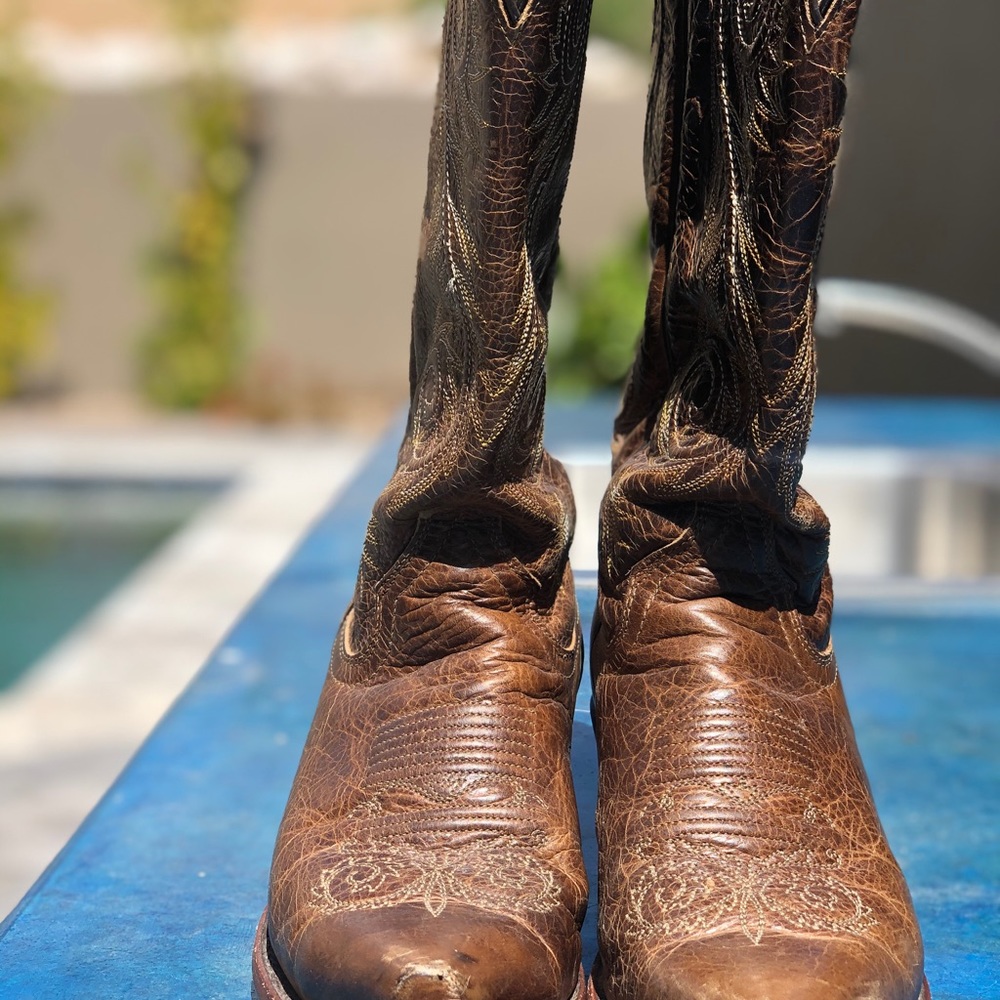 Justin brown cowboy boots.